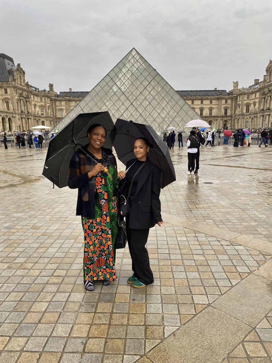 POV: the LOML met the other LOML for the first time in Paris. 😍