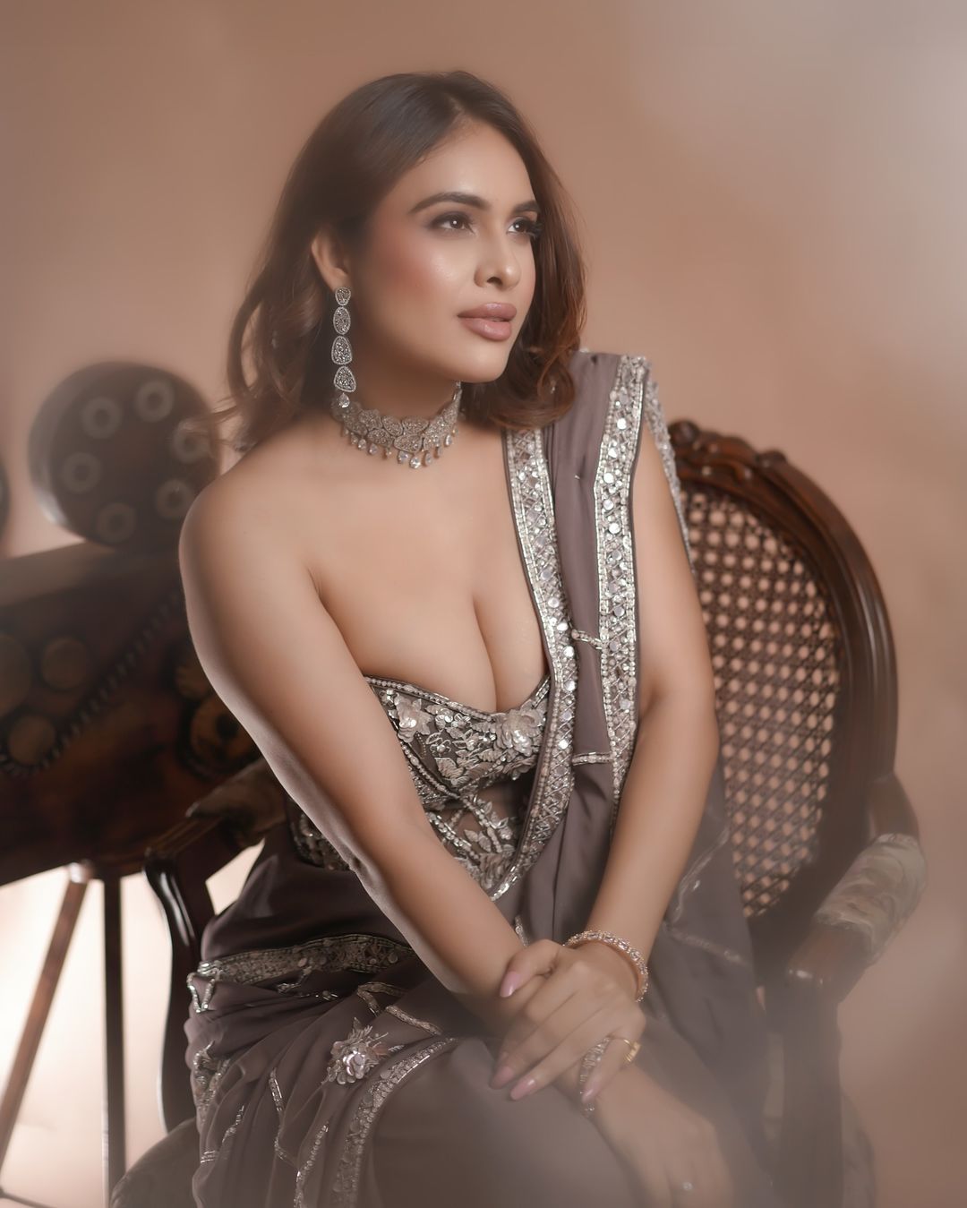 GYVb1dnWgAAFC9J?format=jpg&name=large