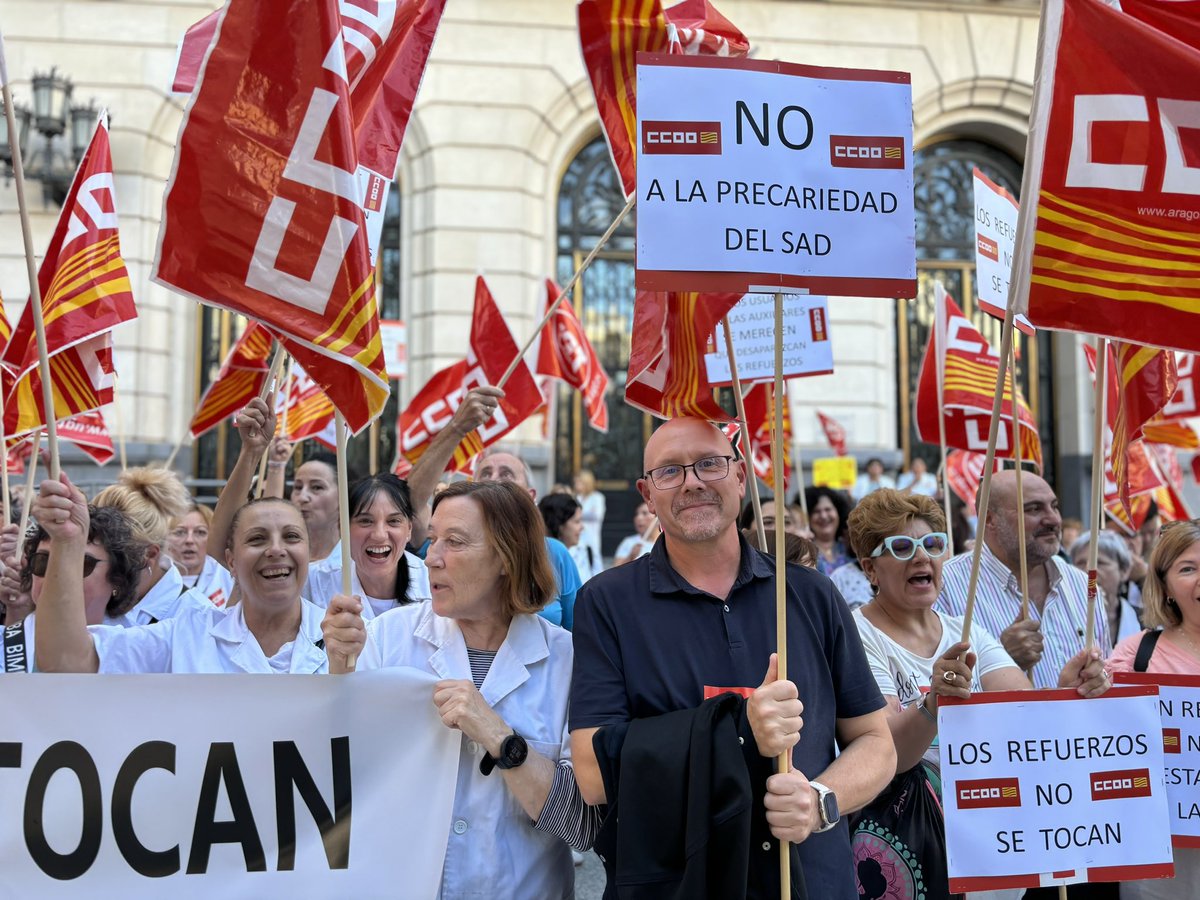 CCOOAragon's tweet photo. El secretario general de @CCOOAragon @pina_lasheras presente en la concentración de las trabajadoras de ayuda a domicilio. En defensa de los derechos de las trabajadoras de este servicio público indispensable para nuestro mayores https://t.co/AJf1SKsqgy