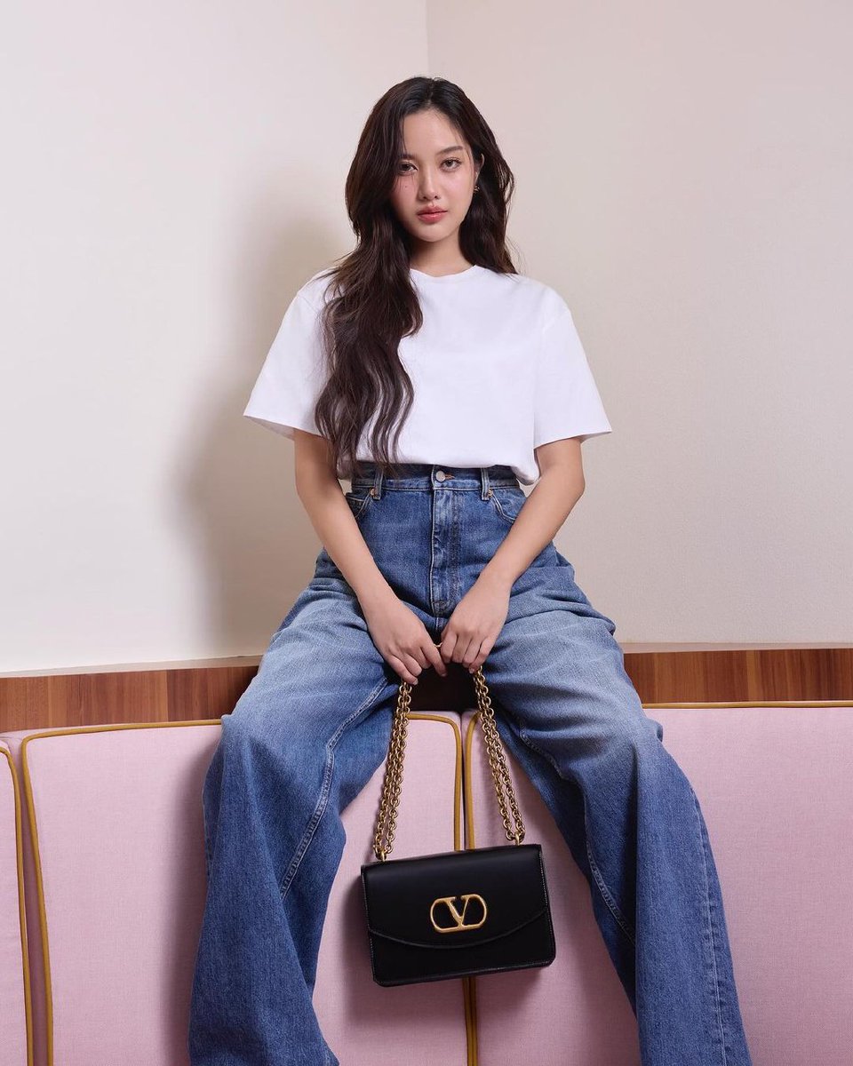 ️️
ผู้หญิงไทยคนแรกที่จะเข้าร่วมงานเปิดตัวของครีเอทีฟไดเรกเตอร์ชื่อดัง Alessandro Michele ซึ่งเป็นงานที่เหล่าแฟชั่นนิสต้าต่างตั้งตารอเป็นอย่างยิ่ง ร่วมกับแบรนด์ Valentino in Paris
 ️️