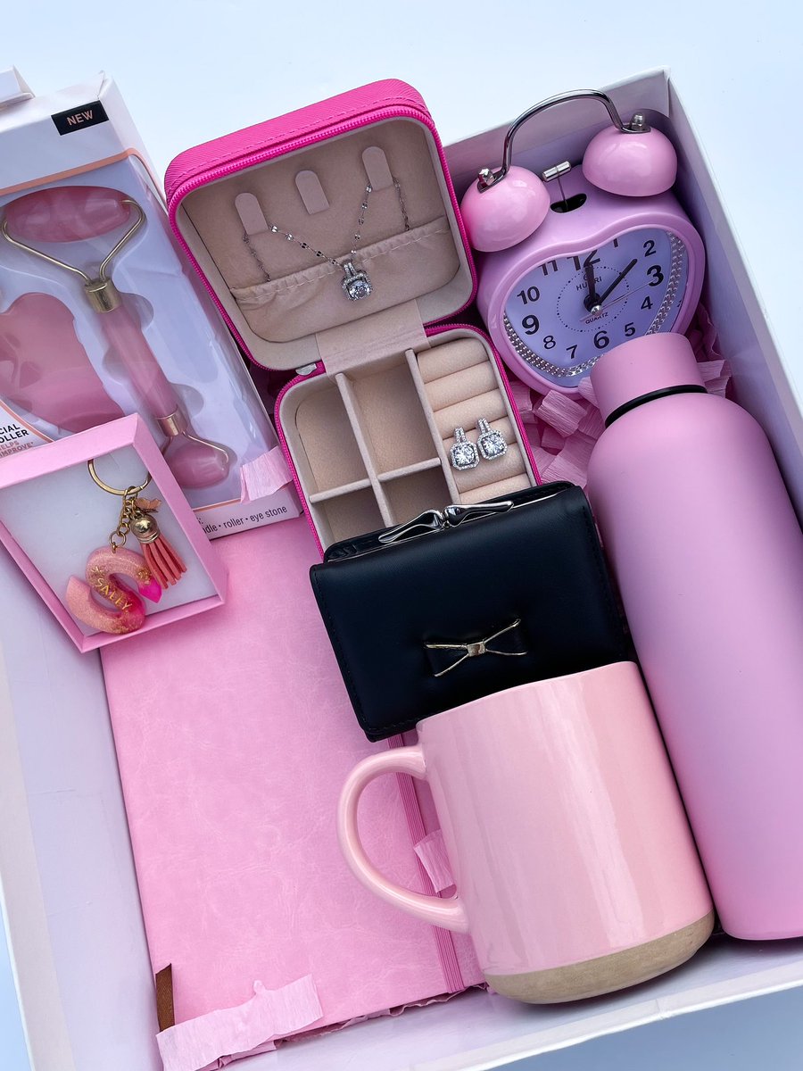 gift0clock's tweet photo. A little box of happiness wrapped in pink🌸🌷 https://t.co/l0arKvPgat