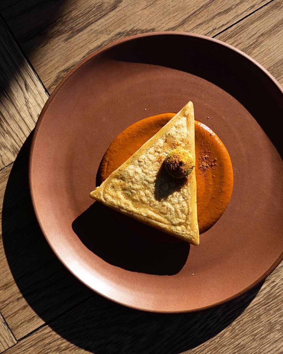 ElBlogdePorter's tweet photo. Chef #queretano obtiene Estrella Michelin

El chef de origen queretano, Rafael Covarrubias, quien se desempeña como Chef Ejecutivo en el reconocido restaurante Hexagon en la ciudad de Toronto, Canadá, fue acreedor del máximo reconocimiento internacional en materia gastronómica, la "#EstrellaMichelin", además de obtener el premio "Joven Chef de la Guía Michelin Toronto 2024", en reconocimiento a la innovación, técnicas e ingredientes implementados en platillos multiculturales.

La Estrella Michelin, es un reconocimiento a las propuestas gastronómicas más sobresalientes y excepcionales del mundo, donde se resalta la calidad de los ingredientes, la armonía de los sabores, el dominio de las técnicas culinarias y la personalidad del chef, plasmada en su cocina.

Al respecto, el Chef Rafael Covarrubias, manifestó sentirse orgulloso de obtener este reconocimiento, que pone en valor y enaltece a la cocina que se realiza en Querétaro y en México.

"La búsqueda de ser mejor cada día. La gente dice que la perfección es inalcanzable, pero la perfección es un viaje, no un destino final. Por eso siempre intento trabajar para ser mejor. El equipo también me motiva; es bueno rodearse de personas que también tienen altas expectativas para sus carreras, porque están buscando constantemente cómo ser mejores", sostuvo.

De esta forma, Rafael Covarrubias, se une a una selecta lista de chefs mexicanos que han obtenido Estrellas Michelin, tales como Karime López, Carlos Gaytán, Roberto Ruiz, Enrique Casarrubias, Paco Méndez, Cosme Aguilar e Indra Carrillo, entre otros.

Bajo el liderazgo de Rafael Covarrubias, Hexagon fue reconocido como uno de los más nuevos e interesantes restaurantes en el área metropolitana de Toronto y está clasificado entre los mejores espacios nuevos de la revista Toronto Life poco después de su apertura en 2018.