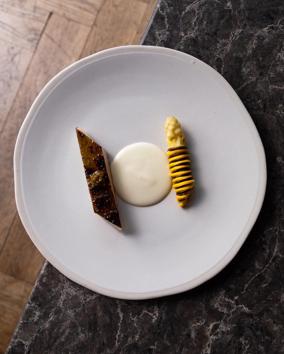 ElBlogdePorter's tweet photo. Chef #queretano obtiene Estrella Michelin

El chef de origen queretano, Rafael Covarrubias, quien se desempeña como Chef Ejecutivo en el reconocido restaurante Hexagon en la ciudad de Toronto, Canadá, fue acreedor del máximo reconocimiento internacional en materia gastronómica, la "#EstrellaMichelin", además de obtener el premio "Joven Chef de la Guía Michelin Toronto 2024", en reconocimiento a la innovación, técnicas e ingredientes implementados en platillos multiculturales.

La Estrella Michelin, es un reconocimiento a las propuestas gastronómicas más sobresalientes y excepcionales del mundo, donde se resalta la calidad de los ingredientes, la armonía de los sabores, el dominio de las técnicas culinarias y la personalidad del chef, plasmada en su cocina.

Al respecto, el Chef Rafael Covarrubias, manifestó sentirse orgulloso de obtener este reconocimiento, que pone en valor y enaltece a la cocina que se realiza en Querétaro y en México.

"La búsqueda de ser mejor cada día. La gente dice que la perfección es inalcanzable, pero la perfección es un viaje, no un destino final. Por eso siempre intento trabajar para ser mejor. El equipo también me motiva; es bueno rodearse de personas que también tienen altas expectativas para sus carreras, porque están buscando constantemente cómo ser mejores", sostuvo.

De esta forma, Rafael Covarrubias, se une a una selecta lista de chefs mexicanos que han obtenido Estrellas Michelin, tales como Karime López, Carlos Gaytán, Roberto Ruiz, Enrique Casarrubias, Paco Méndez, Cosme Aguilar e Indra Carrillo, entre otros.

Bajo el liderazgo de Rafael Covarrubias, Hexagon fue reconocido como uno de los más nuevos e interesantes restaurantes en el área metropolitana de Toronto y está clasificado entre los mejores espacios nuevos de la revista Toronto Life poco después de su apertura en 2018.