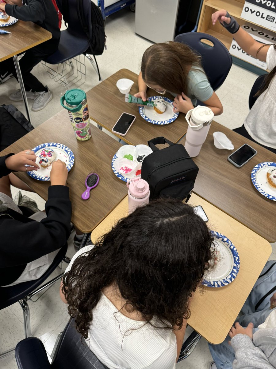 msmluna13's tweet photo. First Spanish Club Meeting learning about Día de Los Muertos! Students enjoyed decorating Calaveritas! Not sugar but cake! #StinsonClubdeEspañol #RaineysRowdies #SkyhawkPride @NISDStinson @NISD @NISDWorldLang https://t.co/KbGivRPfEN