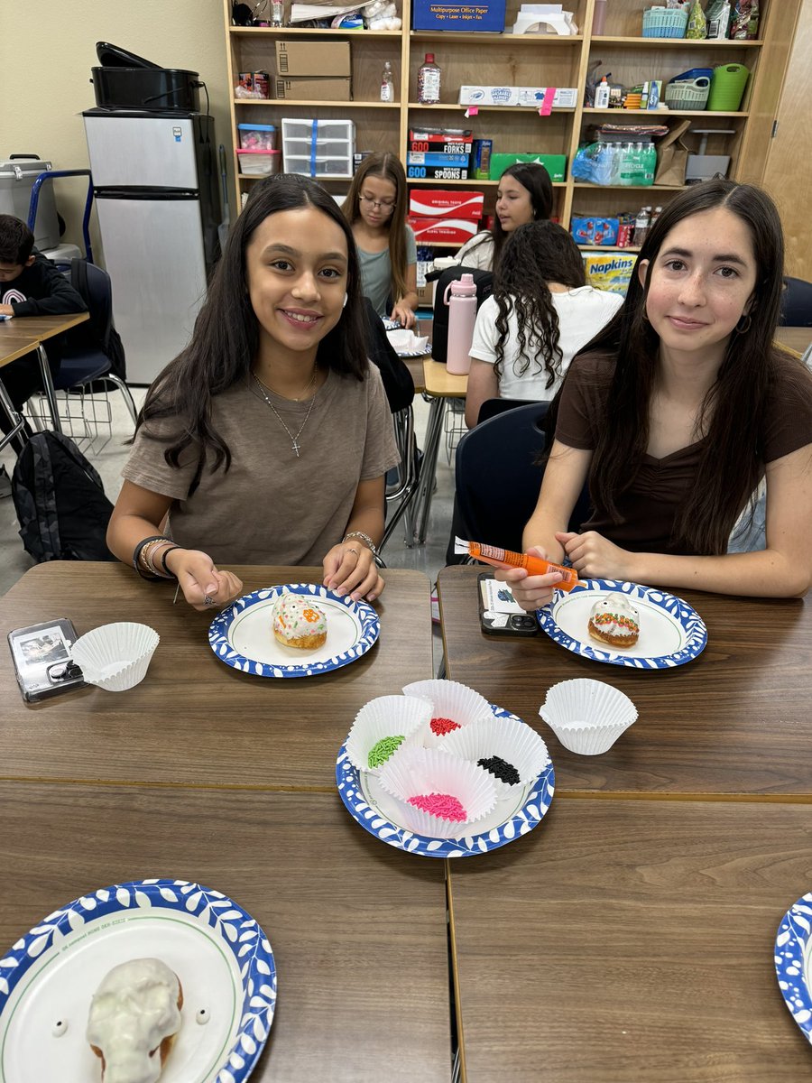 msmluna13's tweet photo. First Spanish Club Meeting learning about Día de Los Muertos! Students enjoyed decorating Calaveritas! Not sugar but cake! #StinsonClubdeEspañol #RaineysRowdies #SkyhawkPride @NISDStinson @NISD @NISDWorldLang https://t.co/KbGivRPfEN