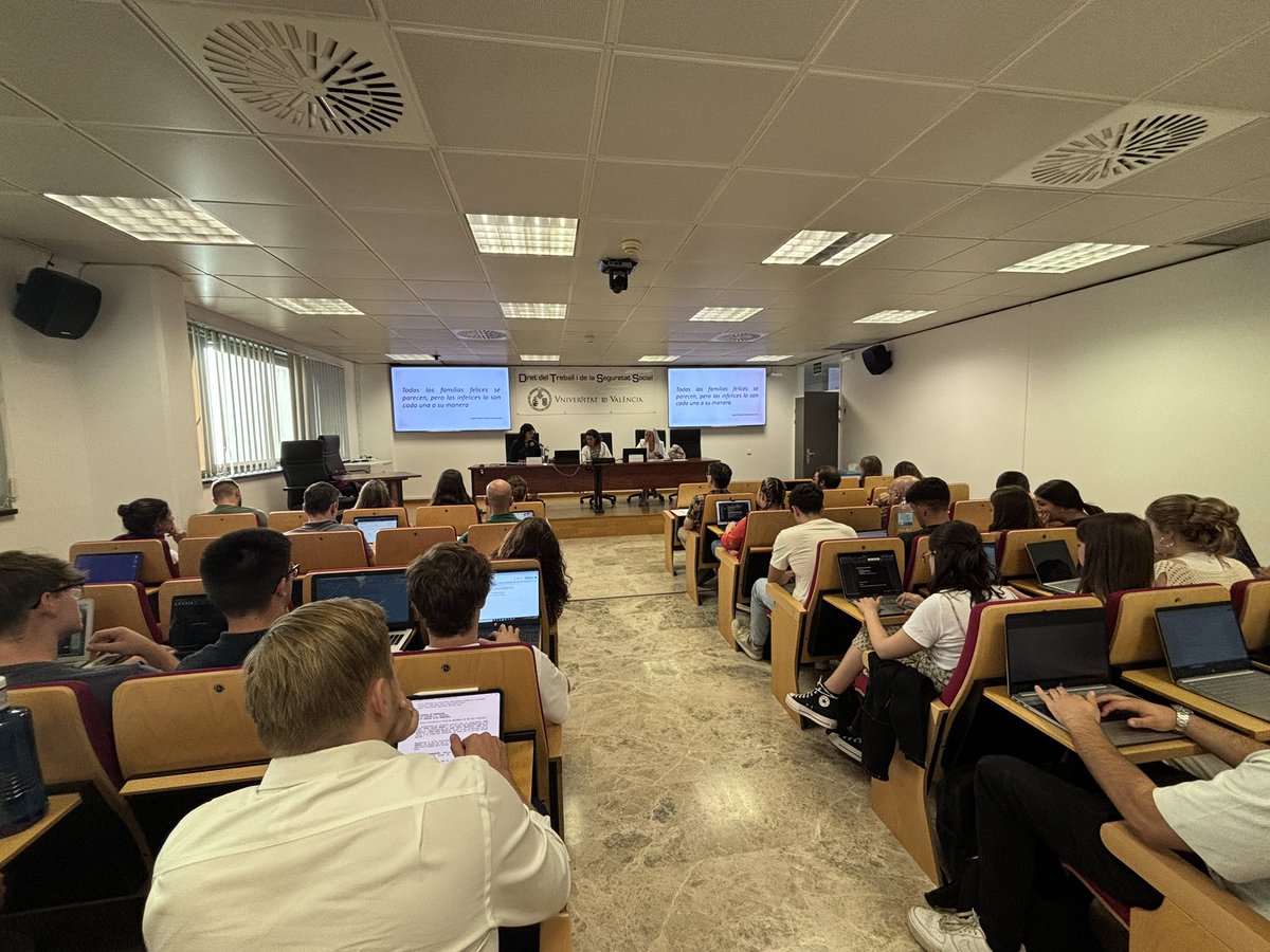 Nos encanta tener la Sala Ignacio Albiol tan llena 😌

Pero, sobre todo, es un orgullo que haya tanta presencia masculina para hablar de temas relacionados con la Igualdad, como ha puesto de manifiesto la profesora Yolanda Maneiro 👏🏼👏🏼