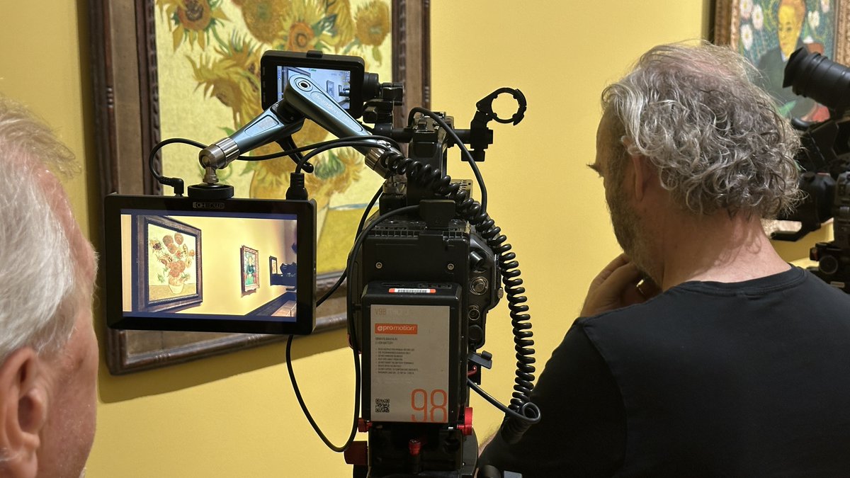 Director David Bickerstaff taking in the fabulous details of Van Gogh's Sunflowers 🌻

Van Gogh: Poets &amp; Lovers - in cinemas 6 November
seventh-art.com/product/van-go…