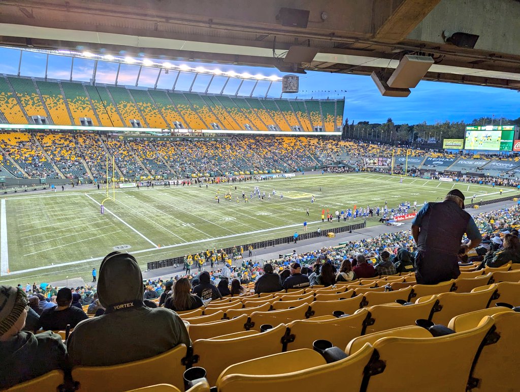 Jblanc0_'s tweet photo. Was blessed to experience my 1st #CFL game experience from the #qualico box https://t.co/LgfOU4F3dd