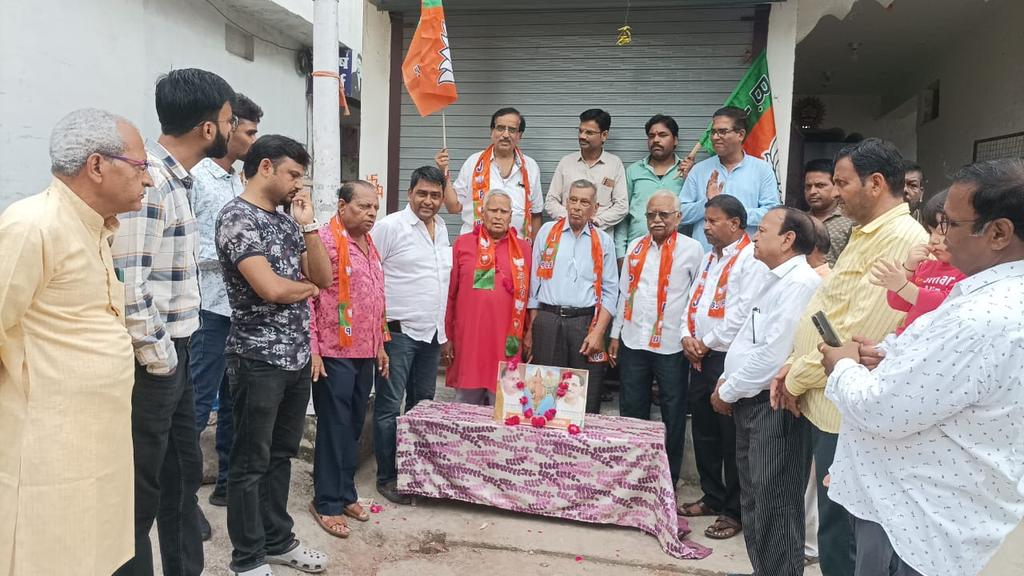 mehrapinkesh1's tweet photo. दीनदयाल जी के चित्र पर माल्या अर्पण कर भारतीय जनता पार्टी जावरा वार्ड 9 बूथ क्रमांक 224 पर प्रकाश जी मेहरा के नेतृत्व में मीसा बंदी इंदरमल  टुकड़िया का सम्मान कर सदस्यता अभियान का शुभारंभ किया 125 
 को सदस्य बनाया गया @BJP4MP @vdsharmabjp @narendramodi @mpsudhirgupta https://t.co/vwPcDwvPg8