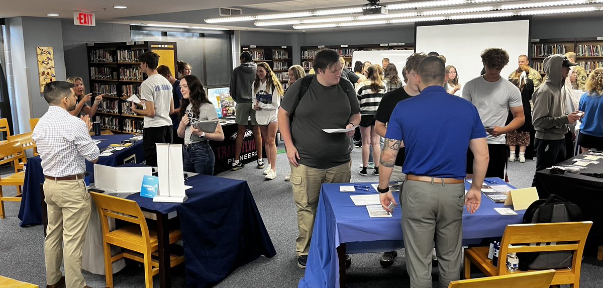 hhs_go's tweet photo. HHS seniors had time to work on college and scholarship applications, heard from a guest speaker, and participated in a college fair today while the rest of the students were testing. Exciting to see plans for next year taking shape! @FTHighlandsHS https://t.co/05UlK7i5gj