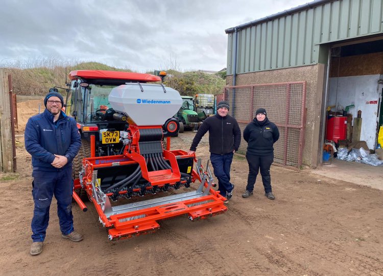 FairwaysGM's tweet photo. The @WiedenmannUK Terra Float Air

“Seed is an increasingly precious resource, not to be squandered. You can get a complete take across the 1.6 m width of this machine.” Mike James from Wiedenmann UK. https://t.co/mXUCjzZhSQ