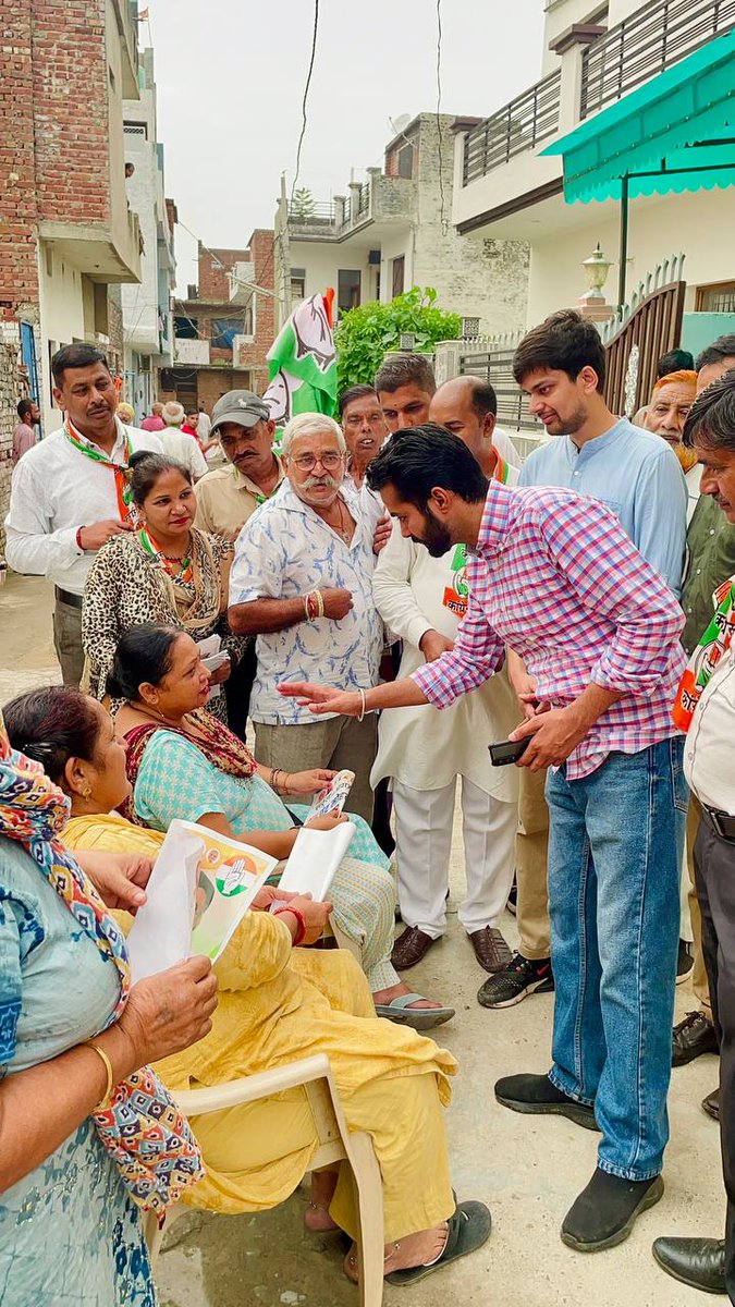 dampy_malhotra's tweet photo. Door to door at Manav Colony with @sidbishnoi ji.. Positive response from the residents !!
#panchkula
#HaryanaAssemblyElections2024 https://t.co/OWuMrUKjzX