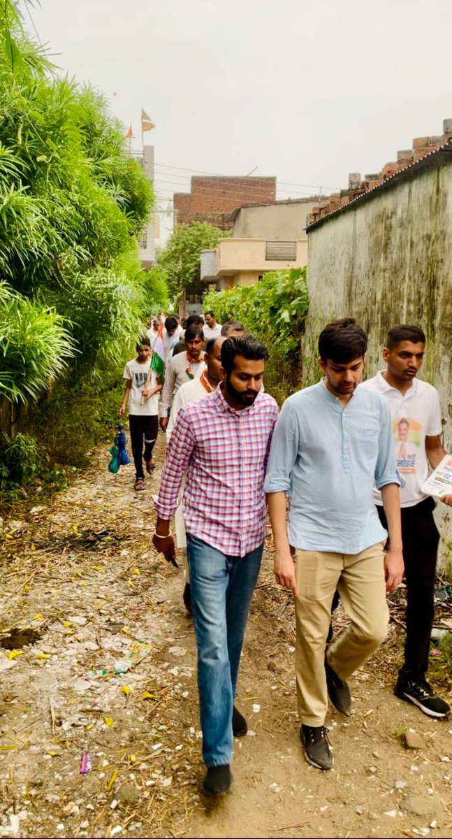 dampy_malhotra's tweet photo. Door to door at Manav Colony with @sidbishnoi ji.. Positive response from the residents !!
#panchkula
#HaryanaAssemblyElections2024 https://t.co/OWuMrUKjzX
