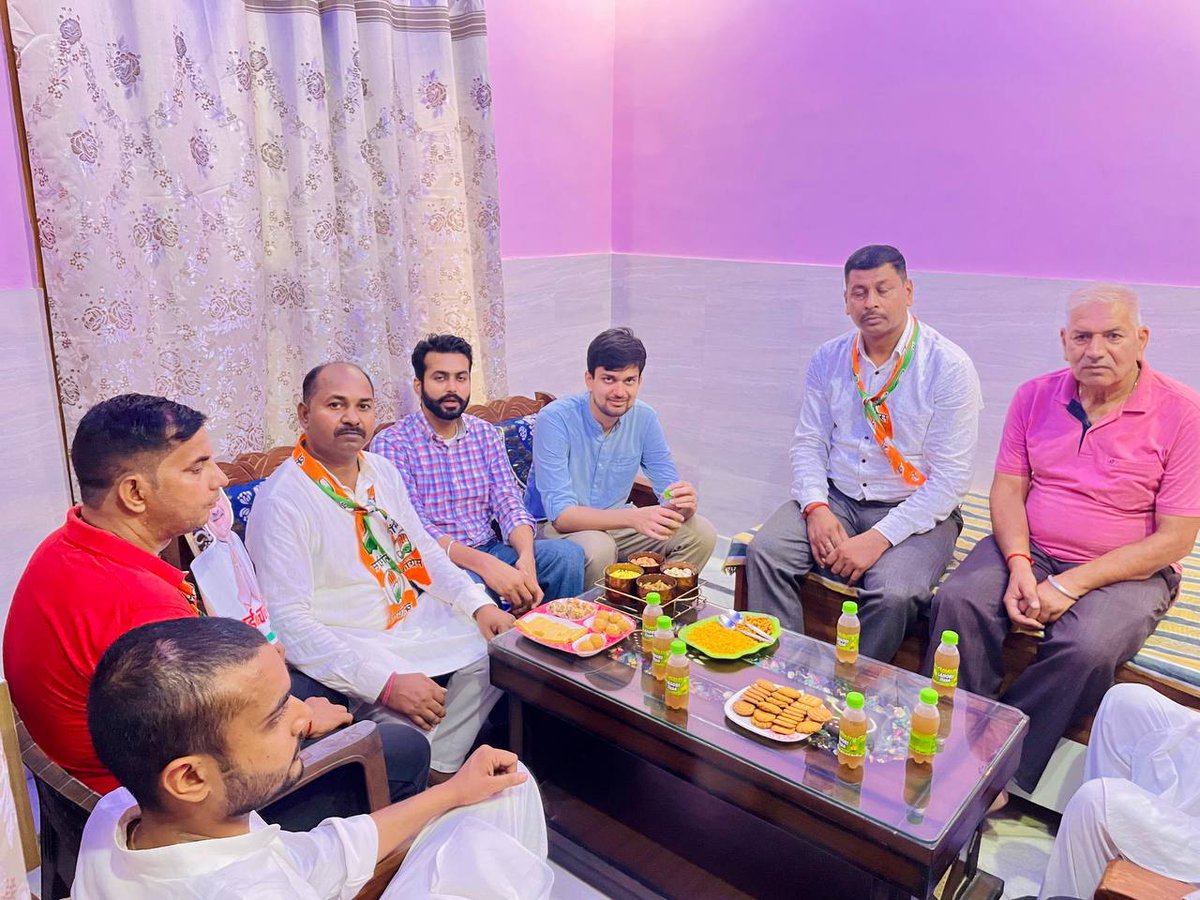dampy_malhotra's tweet photo. Door to door at Manav Colony with @sidbishnoi ji.. Positive response from the residents !!
#panchkula
#HaryanaAssemblyElections2024 https://t.co/OWuMrUKjzX
