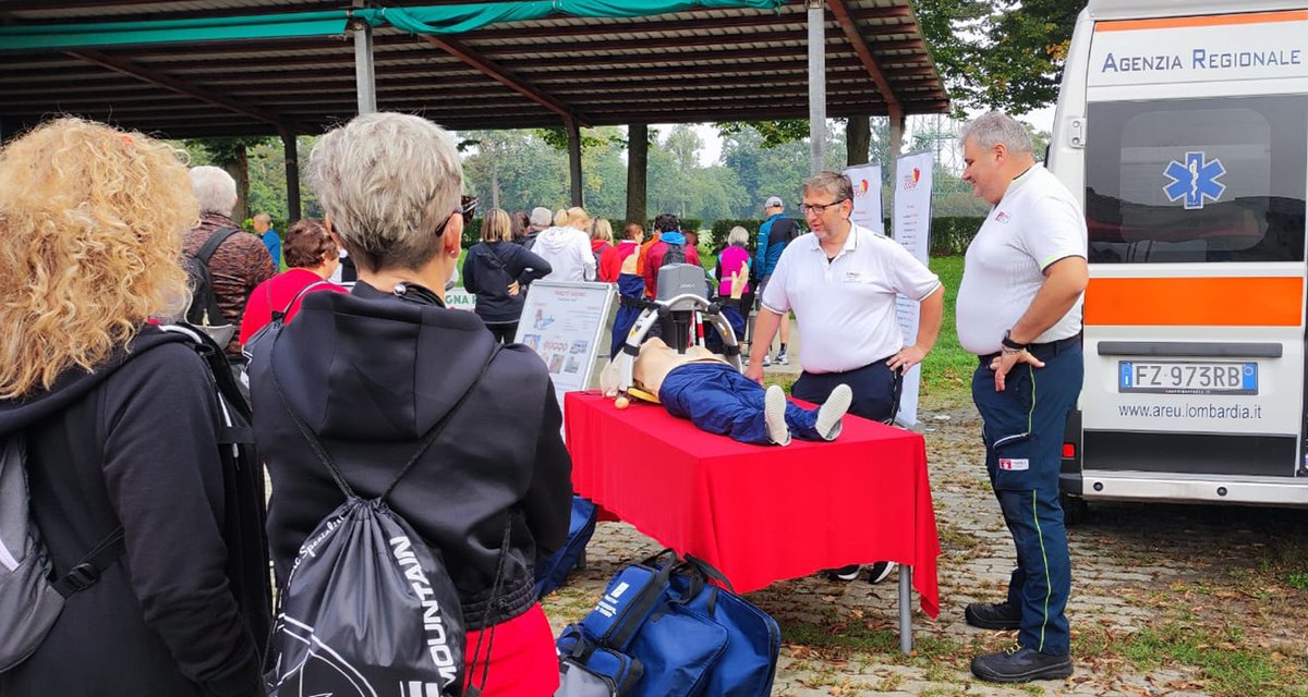 AREULombardia's tweet photo. Durante la Camminata del Cuore che si è svolta domenica 22 settembre nel Parco di Monza, i partecipanti all'evento hanno potuto assistere alle dimostrazioni di rianimazione cardiopolmonare e utilizzo del defibrillatore effettuate dal personale dell'AAT di Monza e Brianza. https://t.co/F5tbd9IN95