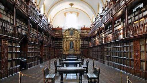 armandoextremo's tweet photo. Aportes de España 🇪🇸 a México 🇲🇽. 
Destacan el urbanismo, con todas las técnicas y el desarrollo de infraestructura que eso supone, como la construcción de palacios, edificios de gobierno, monasterios, iglesias, hospitales, universidades, calles, plazas, alcantarillado, puentes, puertos, canales y acueductos. También realizaron obras de ingeniería militar, como los fuertes.
Además, exportaron la estructura política, con órganos de gobierno, leyes, y sistemas económicos y financieros. Introdujeron el idioma, junto con la escritura y la gramática. Desarrollaron universidades y difundieron el conocimiento científico, filosófico y religioso. También trajeron técnicas de explotación de minas, hidráulicas para el riego de campos, decorativas y artes plásticas (tapices, esmalte, joyería, vidrieras, pintura, escultura), y tejido.
Trajeron la rueda, el arado, los molinos y algunos instrumentos o materiales útiles, como el hierro, con el que pudieron hacer estructuras e incluso arte más sólido, cerámica y la imprenta. Introdujeron el calendario, instrumentos de navegación, brújulas, la cartografía, las armas y la pólvora, desconocidas por los indígenas, además de diversa maquinaria. También trajeron partituras e instrumentos musicales, así como lino y cáñamo, útiles para tejer ropas.
A América llegaron también conocimientos en campos como la medicina, la música y la aritmética, heredados de los antiguos europeos y confiados a las universidades. No en vano, en las primeras instituciones educativas de América, los profesores eran españoles o americanos con estudios en Europa.
Los españoles trajeron alimentos que eran desconocidos en América, como el trigo, la cebada, la avena, el centeno y los olivos. También introdujeron algunas verduras y legumbres, como las lentejas, la lechuga, las coles, los rábanos, los espárragos y las zanahorias.
Asimismo, trajeron la caña de azúcar, que utilizaron para obtener azúcar y para la implementación de procesos de destilación. En cuanto a bebidas, lograron un vino bastante aceptable después de traer vides, así como limones, naranjas, manzanas y plátanos.
También introdujeron animales, entre los que destacan las vacas, esenciales por la carne y la leche; las gallinas, los caballos y los asnos, que servían como animales de carga y transporte; las ovejas, útiles por su lana; y los cerdos. Algunos animales tan comunes hoy en día como los perros y los gatos también eran originarios del Viejo Continente.
Dada la cercanía y el contacto, tanto comercial como cultural, que se desarrolló entre Europa, Asia y África, los españoles trajeron consigo muchos productos que, si bien no eran originarios de España, ya eran comunes, pues los importaban con mucha facilidad. Entre ellos hay que mencionar algunos tan comunes en las comidas como el arroz, la canela, el anís, la cebolla y algunas especias como el cilantro, el romero, el orégano, el jengibre y el café.
