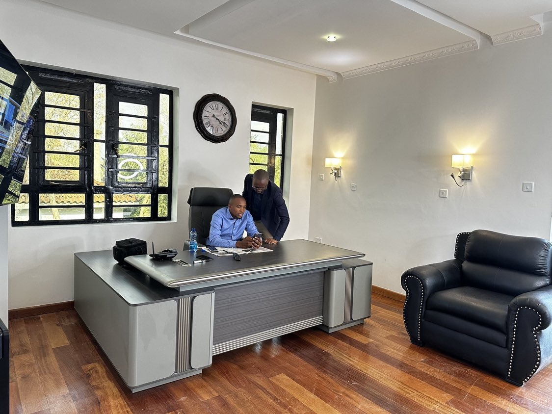 georgenjoroge_'s tweet image. Kenya runs on corruption, but the real power move is knowing how to manipulate the system while others get manipulated. You’re sitting there broke, sending M-Pesa donations like a sheep, while they’re stacking wealth off your blind loyalty. Wake up—you’re building their empire…