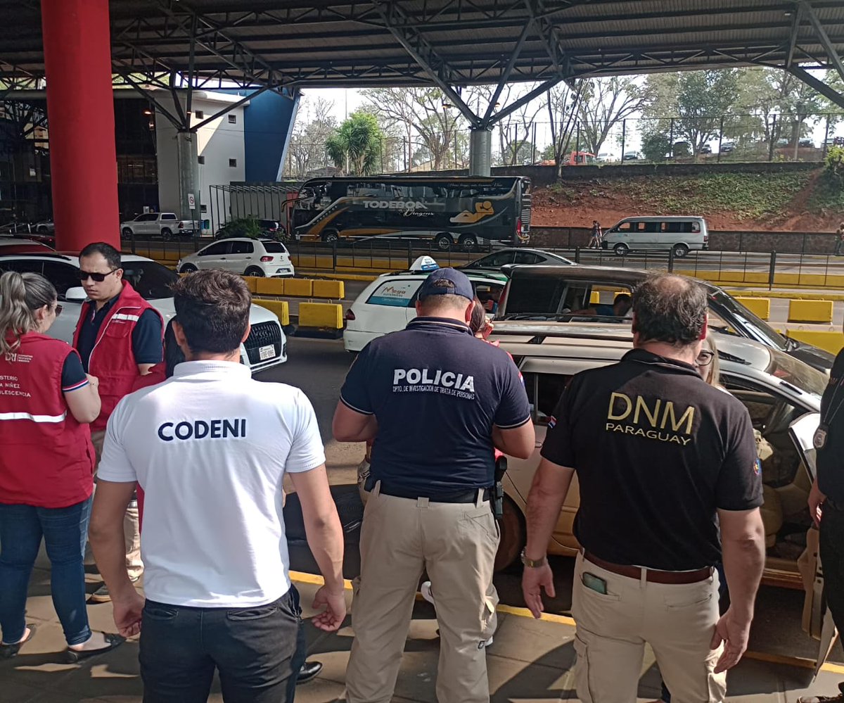 MigracionesPY's tweet photo. 🤝 Personal de @MigracionesPY, @MINNAParaguay, @policia_py, @MinPublicoPy y la #CODENI realiza controles orientados a identificar y prevenir delitos como la trata de personas y el tráfico de migrantes.🧵 https://t.co/0Uo7ScLRvu