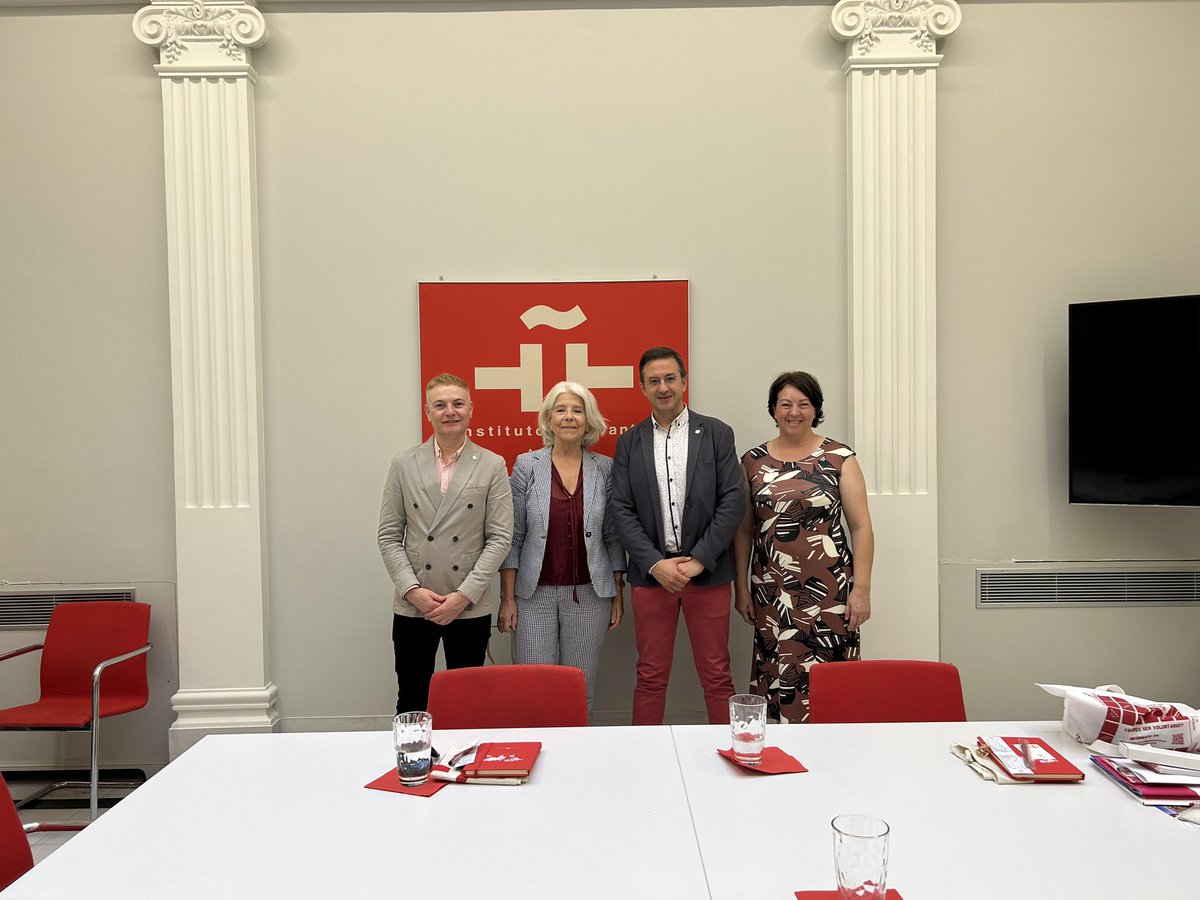 uclm_inter's tweet photo. Finalizamos la visita a Grecia en el Cervantes @ICAtenas. @uclm_es y @FundacionUCLM estarán en las Jornadas Didácticas de Español (28-29 sept) en la Univ. del Ática Occidental @uniwa_gr. Además visitamos la Acrópolis con 2 estudiantes de arquitectura de la Univ. de Hongik, Seúl. https://t.co/s8nBZBaPh5