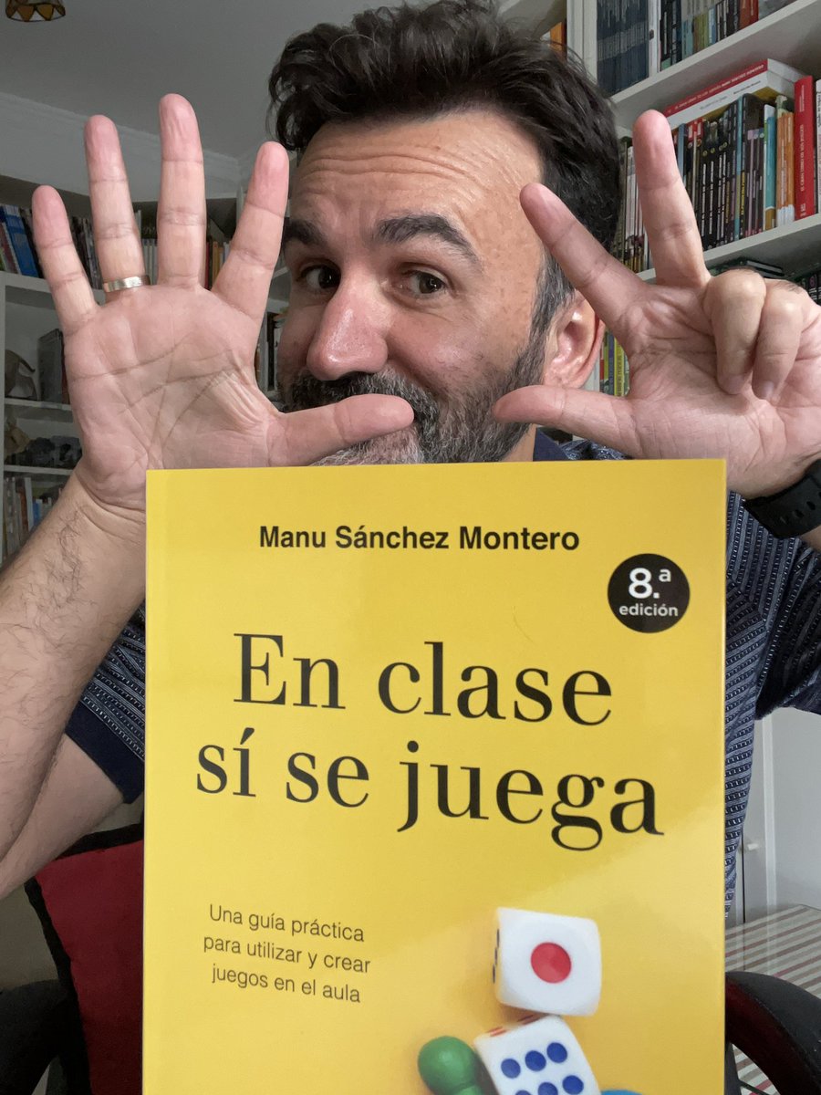 manuparadas's tweet image. Sin grandes campañas de publicidad y marketing, sin cientos de miles de seguidores en redes… tan solo un maestro con sus alumnos.
Igual que tú, que lees estas líneas, trabajando día a día con la realidad de los centros públicos. 
¡Hemos llegado a 8 edición de #EnClaseSíSeJuega !