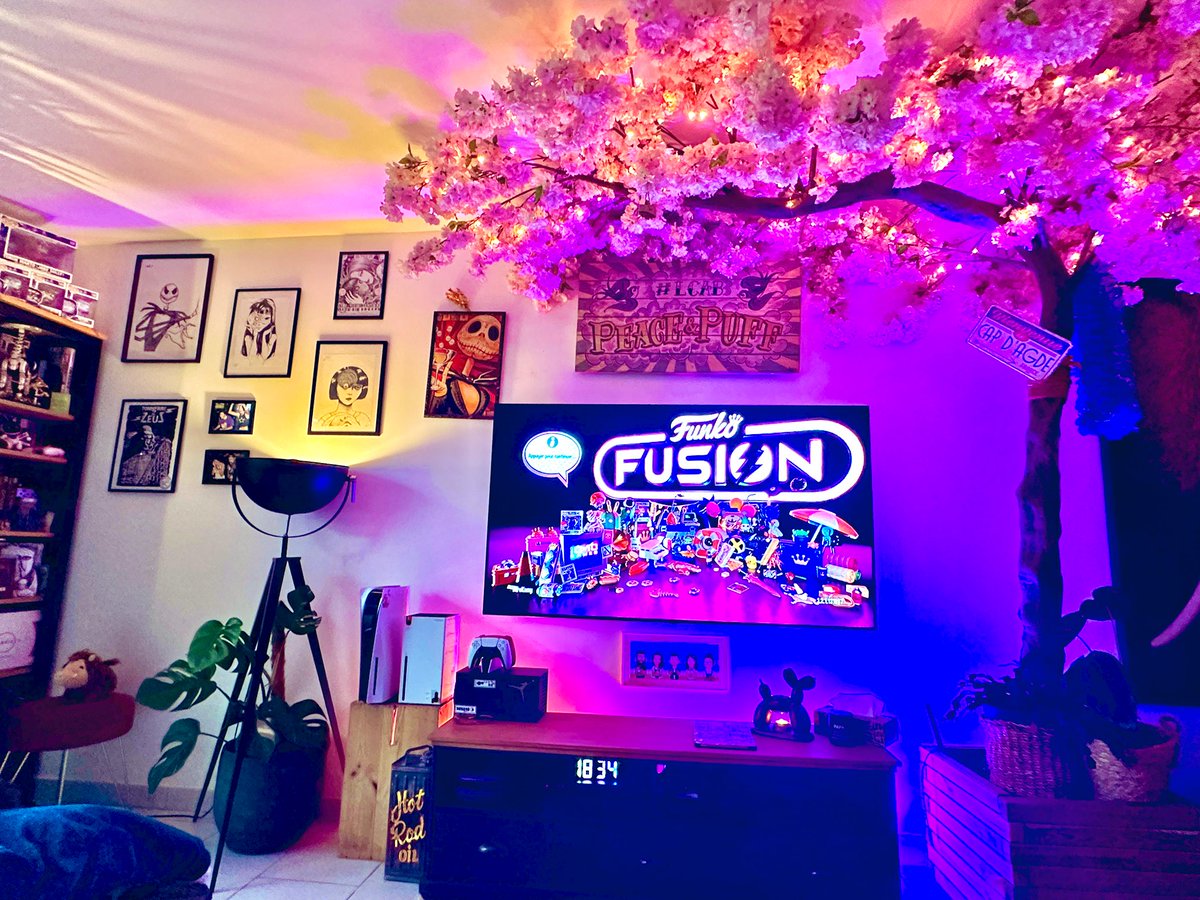 komy_niro's tweet image. Il parait que c’est l’automne ! 😍🍁🍂🌙je kiffe notre cocon @angie_dks 🥰#funko #FunkoFusionGame #PS5