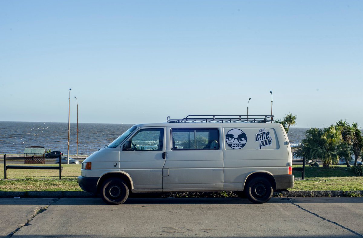 este fin de semana nos vamos de gira a Montevideo  a presentar 7 VIDAS y festejar los 20 años de la SARNA
vamos a estrenar la película en el <a href="/montevideofan/">Montevideo Fantástico</a> y además hacer una proyección al aire libre en la rambla 🍻