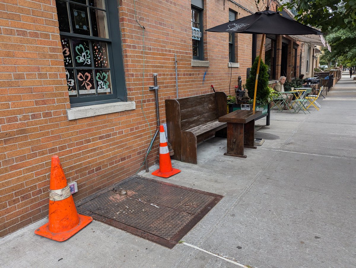 ADMIRAL_TEAG's tweet photo. This is the side street they gamble & talk shit on in #BronxTale.
It's also the 'now yooze can't leave' bar the bikers just shouldn't have got loud in. https://t.co/R4v6Ll1HDw