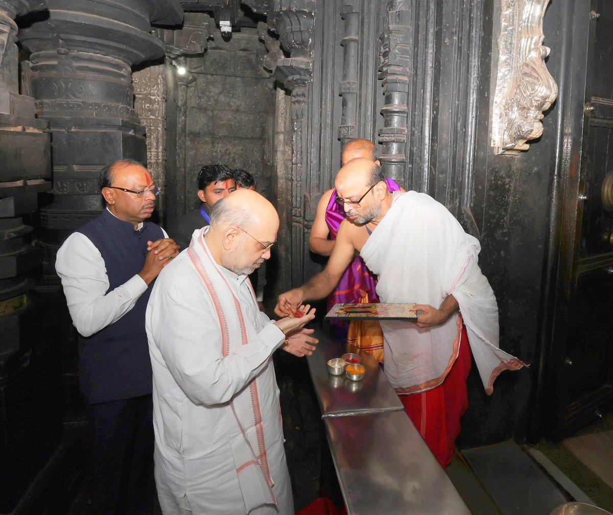 AmitShah's tweet photo. ॐ महालक्ष्म्यै नमो नमः।।

आज कोल्हापुर (महाराष्ट्र) के प्राचीन श्री महालक्ष्मी अंबाबाई मंदिर में दर्शन-पूजन कर माँ महालक्ष्मी से सभी के कल्याण और समृद्धि की प्रार्थना की। माँ भगवती की कृपा सभी पर सदैव बनी रहे।

आज कोल्हापूर (महाराष्ट्र) येथील प्राचीन श्री महालक्ष्मी अंबाबाई मंदिरास भेट देऊन सर्वांच्या कल्याणासाठी आणि समृद्धीसाठी आई महालक्ष्मी चरणी प्रार्थना केली. आई भगवतीचे आशीर्वाद सर्वांवर   सदैव राहो अशी कामनाही यावेळी केली.