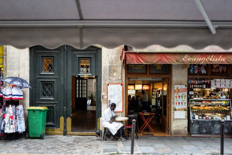 Renphotographie's tweet photo. La pause.
#paris #pause #dejeuner #streetphotography #photooftheday #photography #photographie #renanperon #paysageurbain #attable #restaurant #serveur #revueepic https://t.co/KVLAFHLuEN