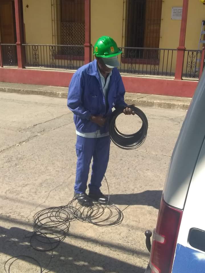 Sin perder el tiempo trabajadores de ETECSA en el restablecimiento Y mantenimiento del servicio  telefónico fijó.
#EsteEsNuestroAzul