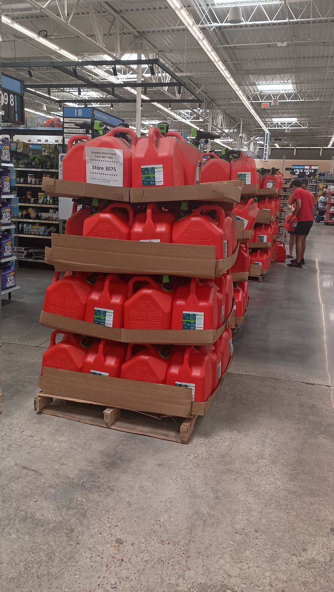 bigtymen86's tweet photo. @smithwjhg 
Walmart on 23rd Street in Panama City as well stocked of gas cans 
#HurricaneHelene https://t.co/2Mz7xQCMrW