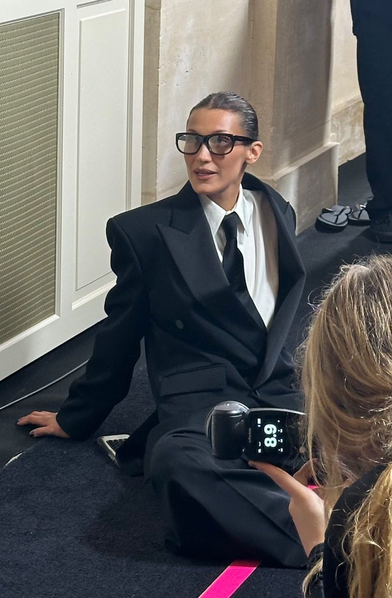 bellalooks's tweet photo. bella hadid backstage at ysl ss25 ✧ https://t.co/KOluH4j1gg