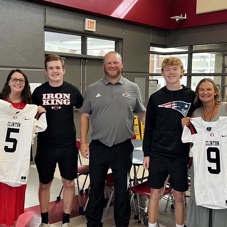 clinton_schools's tweet photo. Senior football #CCSDStudents recognizing teachers that significantly impacted their lives ❤️ https://t.co/0DsYvrGDoM