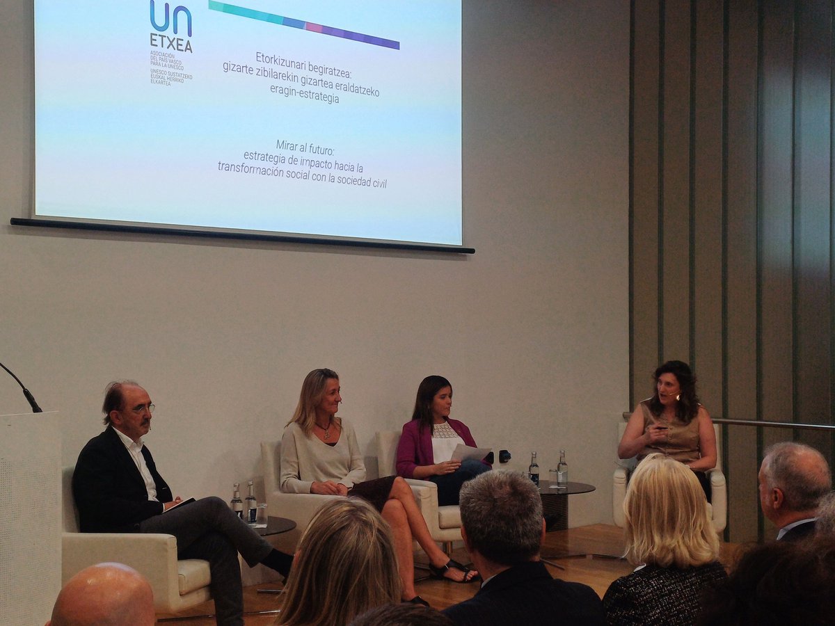 Conversamos sobre los retos globales desde la sociedad civil con nuestro socio de honor <a href="/daniInnerarity/">Daniel Innerarity @daniel-innerarity.blsky.social</a> , Isabel Iturbe en representación de nuestra entidad socia <a href="/bilbaobasket/">Surne Bilbao 😎</a> y nuestras compañeras Begoña Guzmán y Andrea Antúnez