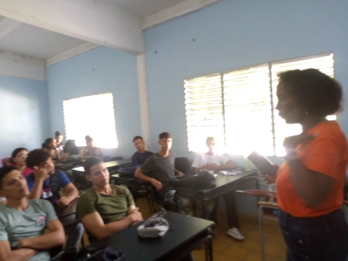 YusdeAlvarado's tweet photo. Debaten estudiantes de primer año de Ing. Industrial de la @Universidad_UDG en el día naranja,  acerca de la lucha contra la violencia de género  Conducido por la Dr.C Sonia Videaux y MS.c Yusdelbis Alvarado de la Cátedra de la Mujer. @BuenoF_Narcy @wcastrovilla @SVideaux https://t.co/i2qmYZ3YY7