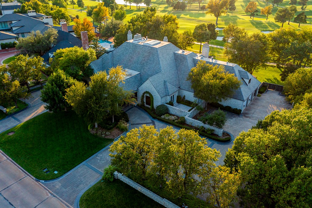 sagesothebys's tweet photo. Nestled on an expansive double-sized lot on one of Oklahoma City's most coveted streets while situated along the picturesque 16th hole of the prestigious Oklahoma City Golf and Country Club, this residence is a true one of a kind masterpiece. 

🔗: https://t.co/fTHpphJdxA https://t.co/KbAe2lkVI6