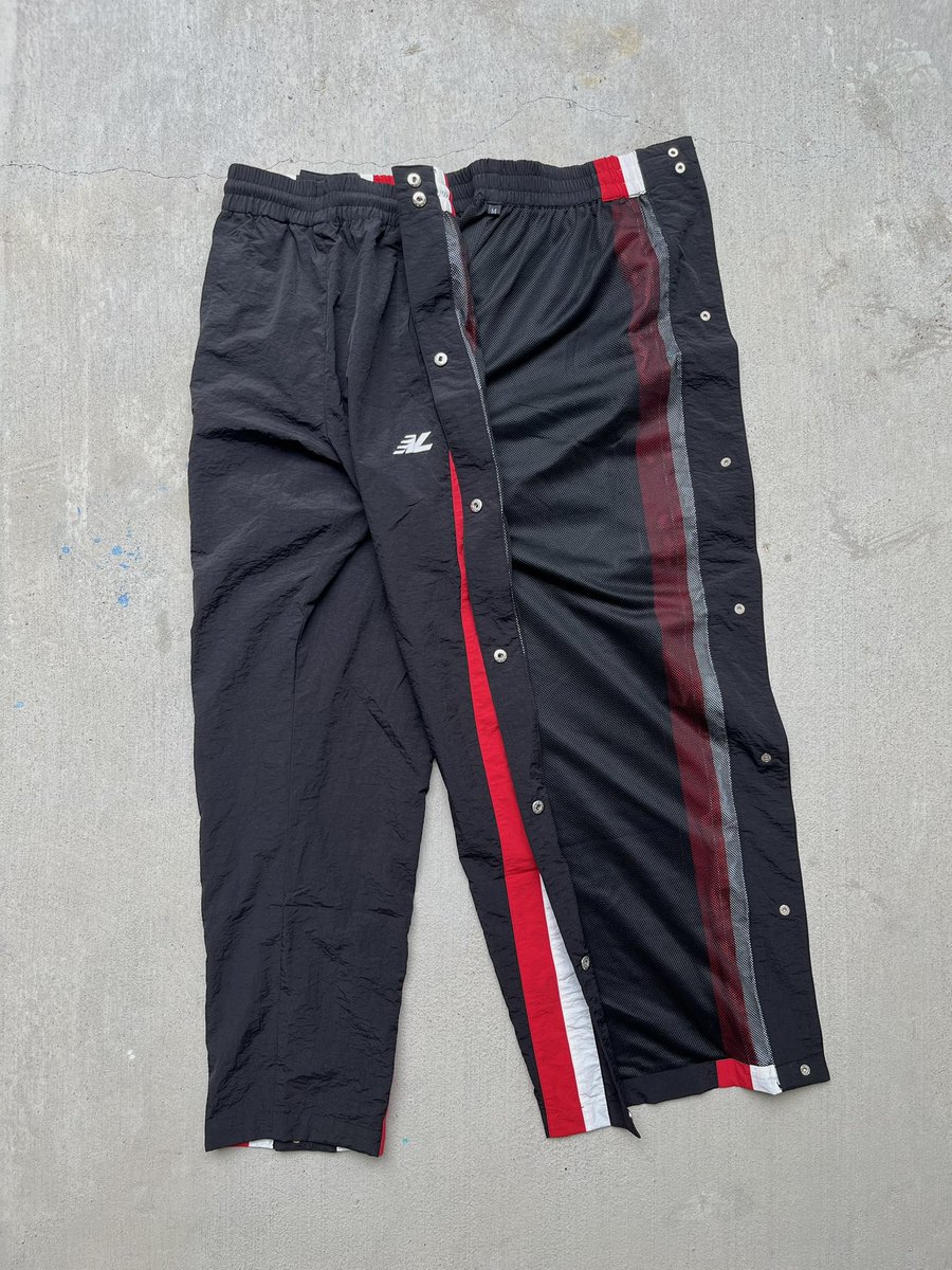 jeffcurryy's tweet photo. Deadpool track pant 🩸. Retweet to help me find my next customer 🫡 https://t.co/Vu5pyqhX2I