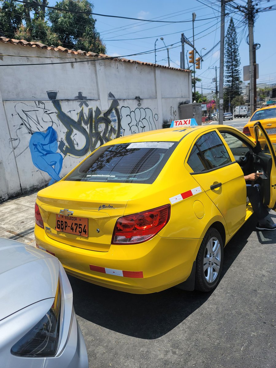 thefab1980's tweet photo. @ATMGuayaquil taxistas obstaculizando los parqueos de personas que laboramos cerca de la calle Leonidas Ortega Moreira y Av 24. Con actitud altanera y ofensiva se creen dueños de la calle, por favor patrullar https://t.co/MJ78WzGmXs