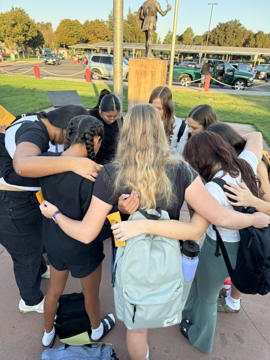 kevinjlincoln's tweet photo. Stockton high school students spent their morning gathered together in prayer over our city, our schools, our county, and our nation. 

What a blessing it is to see young people praying for Stockton!

#seeyouatthepole https://t.co/rfD2nXbKfc