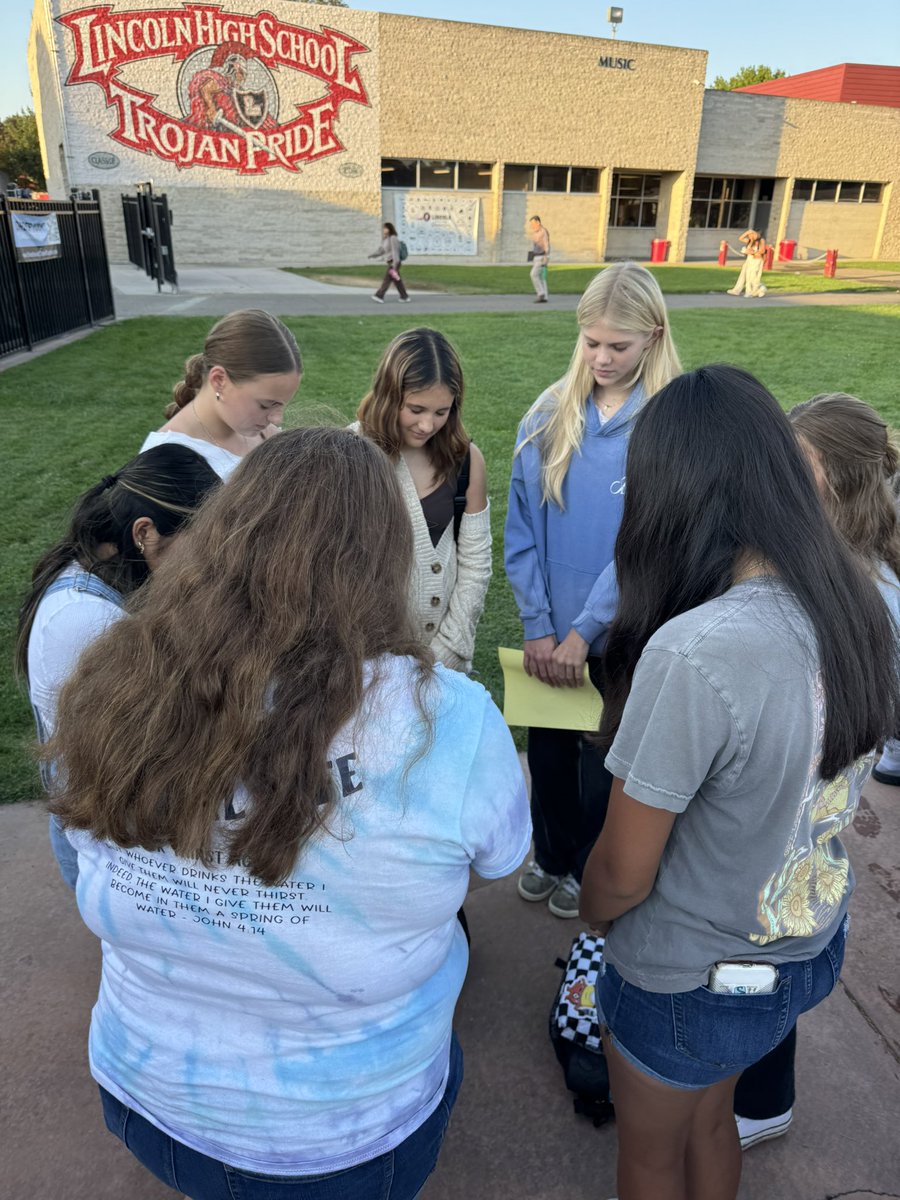 kevinjlincoln's tweet photo. Stockton high school students spent their morning gathered together in prayer over our city, our schools, our county, and our nation. 

What a blessing it is to see young people praying for Stockton!

#seeyouatthepole https://t.co/rfD2nXbKfc