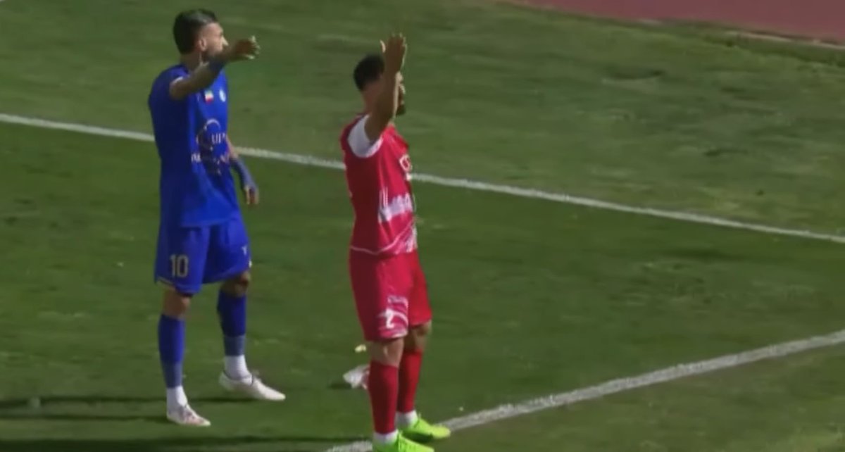 CalcioIraniano's tweet photo. #EsteghlalPersepolis 0:0
62' Angolo per l'#Esteghlal.
Lancio di bottigliette d'acqua da parte dei tifosi del #Persepolis sull'ex Ramin #Rezaeian. Il capitano dei Rossi Omid Aelishah invita la curva a smetterla.
#Shahravard #TehranDerby #PersianGulf⚽ #Iran https://t.co/LmXzZORa6T