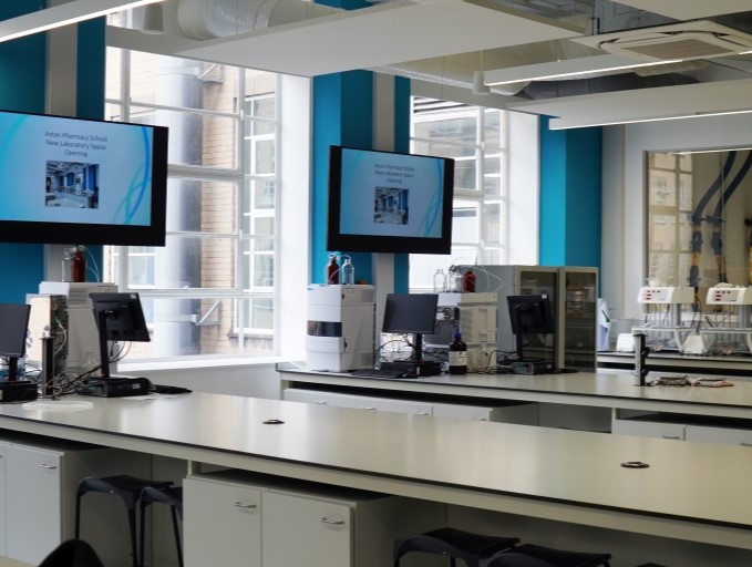 👩‍🔬|<a href="/AstonUniversity/">Aston University</a> <a href="/AstonPharmacy/">Aston Pharmacy </a> officially opens new £3.3m pharmacy teaching lab

🦻The new laboratory has been designed with accessibility in mind including rise-fall desks, and adapted AV equipment

✂️The lab was opened by alumnus Prof Tony Hickey

👉tinyurl.com/5mk3a6zv