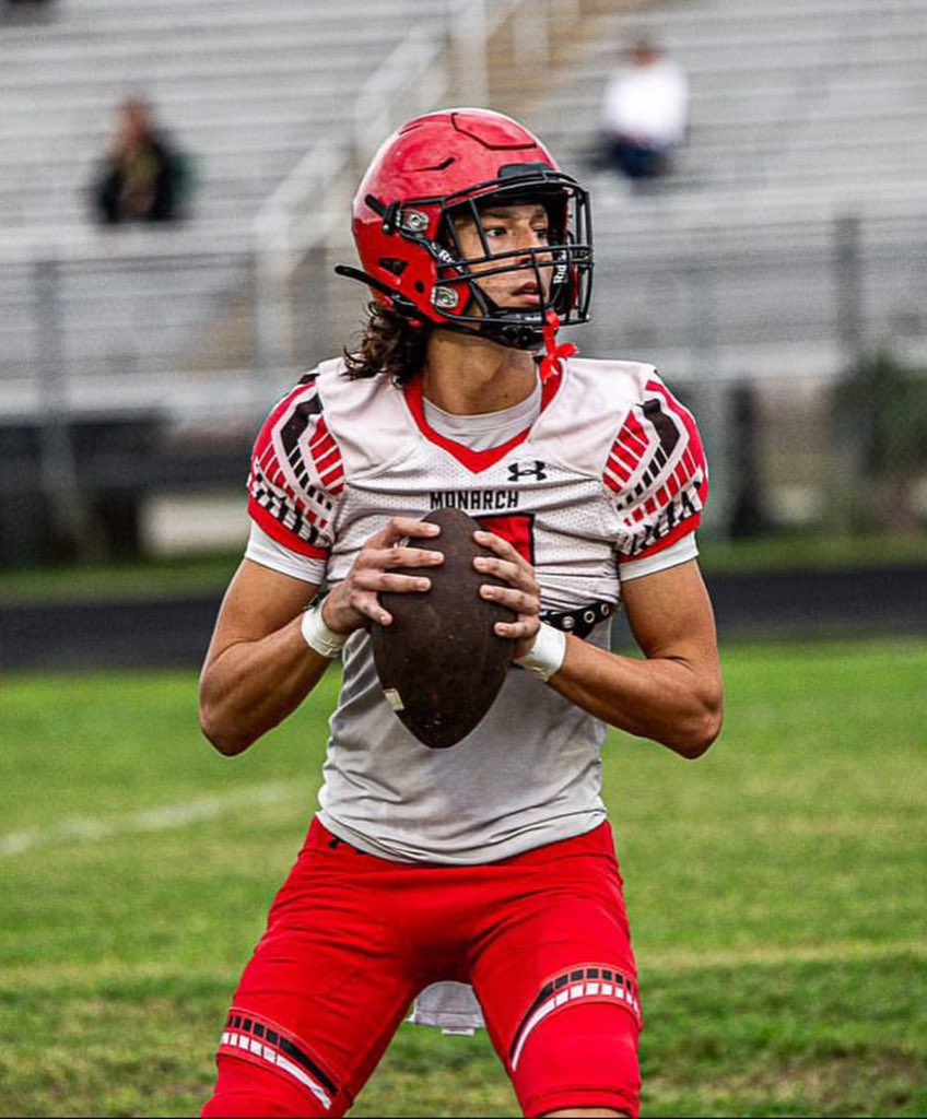 Jack Spaeder | QB | C/O 2027

Surgeon from inside the pocket
Smooth release
Accurate 
Really good on timing routes 
Spreads the ball around
Poised under pressure
Good footwork
Accurate under pressure 
Throws with really good touch
Throws guys open
Good ball placement 
Can make