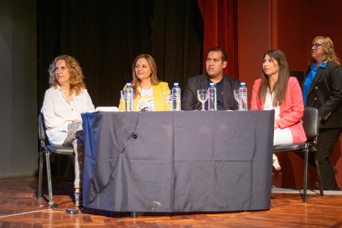 TeresitaMadera's tweet photo. En el Día Provincial del Profesional del Trabajo Social, acompañe a colegas en el Seminario "La Propuesta del Ingreso Ciudadano en Argentina, un Debate Urgente", que tiene que ver con la renta universal, ya plasmada en la nueva Constitución Riojana. 

En los tiempos actuales nuestra profesión es primordial para lograr reconstruir los tejidos sociales y retomar un camino donde el respeto y la dignidad de nuestra gente, sea una prioridad.