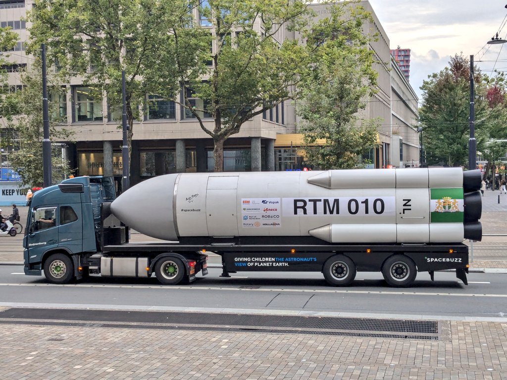 gerben_vandijk's tweet photo. Vanmiddag een raket voor de deur van het stadhuis. Pal onder het raam van onze fractiekamer. Net toen ik wilde kijken hoe de binnenkant eruit zag, reed ie weg. #spacebuzz https://t.co/ZiZJcOjLUs