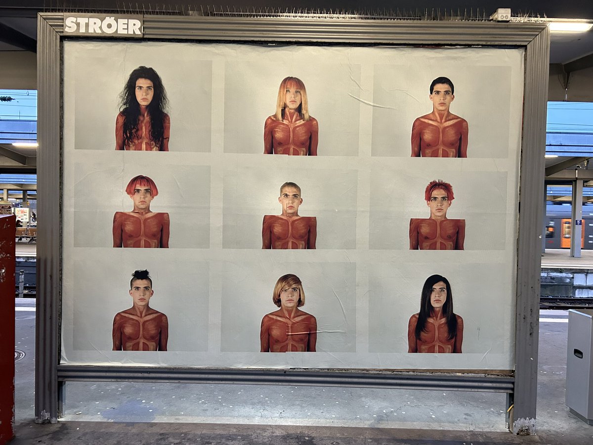 Und, was machst Du so am #Bahnhof? Ich bringe neun Bilder in die richtige Reihenfolge 😜 
Schau genau #Plakate zum Verweilen.