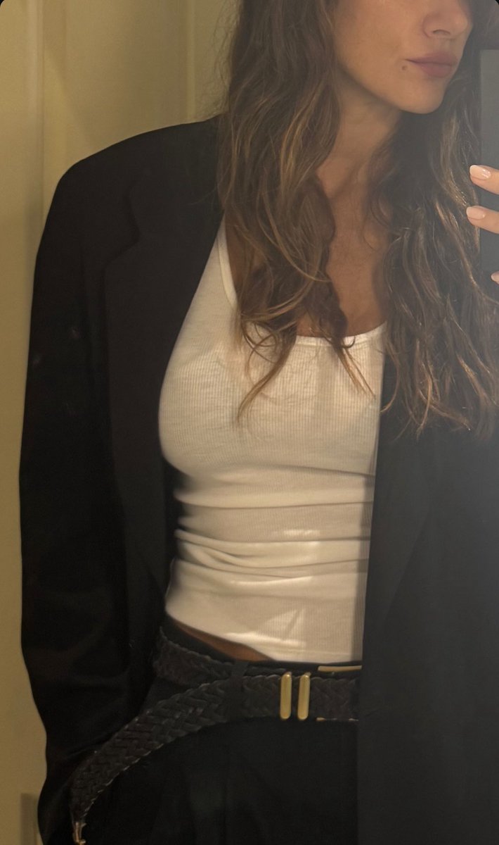 hanspampi's tweet photo. stefania please some of us are gay here https://t.co/ZaZJdeQhk7