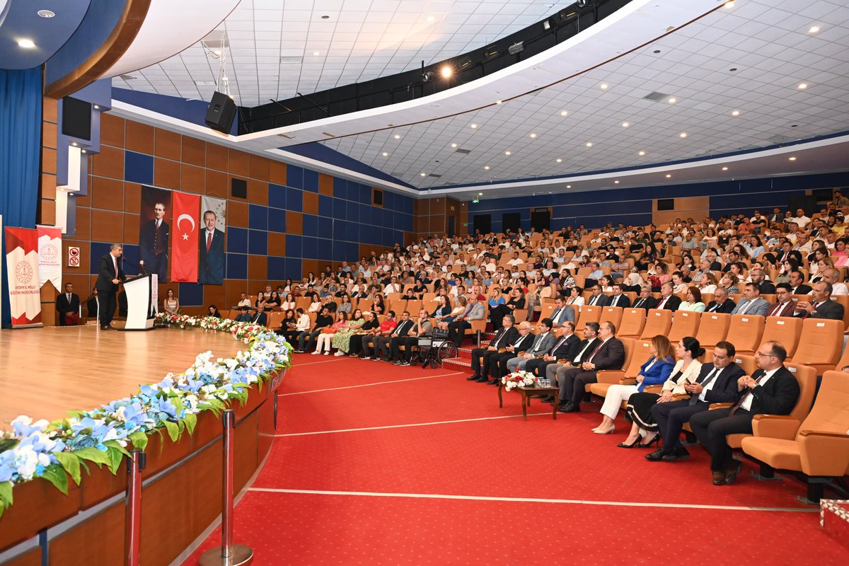 ▪️Müdürümüz <a href="/ekicis20/">Süleyman EKİCİ</a>,Valimiz Sn.Yakup CANBOLAT’ın teşrifleriyle 19 Mayıs Üniv.Öğrt.Üyesi Sn. Prof.Dr.Bayram ÖZER’in sunumu eşliğinde düzenlenen“Türkiye Yüzyılı Maarif Modeli” konferansında açılış konuşmasını yaptı.

”Türkiye Yüzyılı Maarif Modeli ile yarınlarımızdan umutluyuz.”