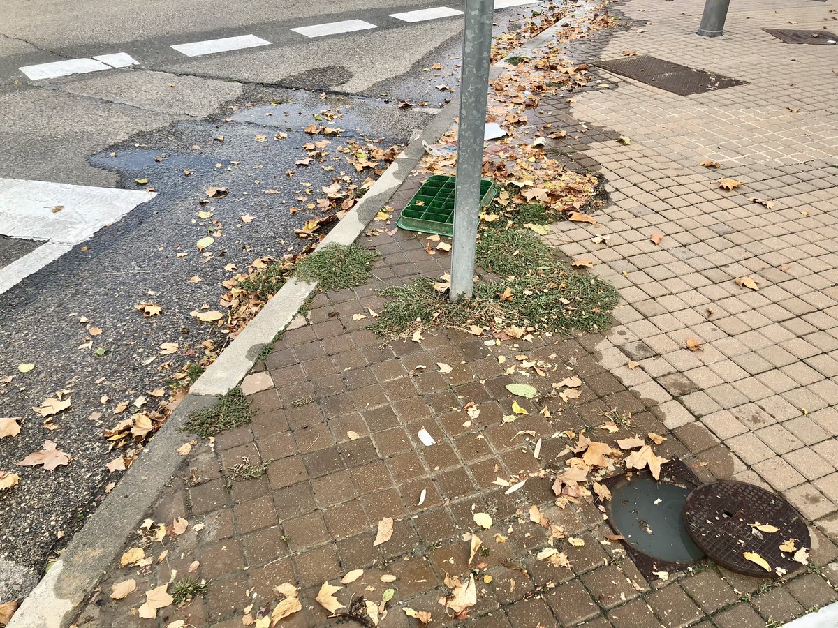 JeSaav's tweet photo. @Lineamadrid se “arregló “ hace cuatro días y hoy vuelve a perder agua a raudales.
Calle Arte Figurativo con esquina a avenida Valdeculebras 76. https://t.co/MJkSVsuSOl