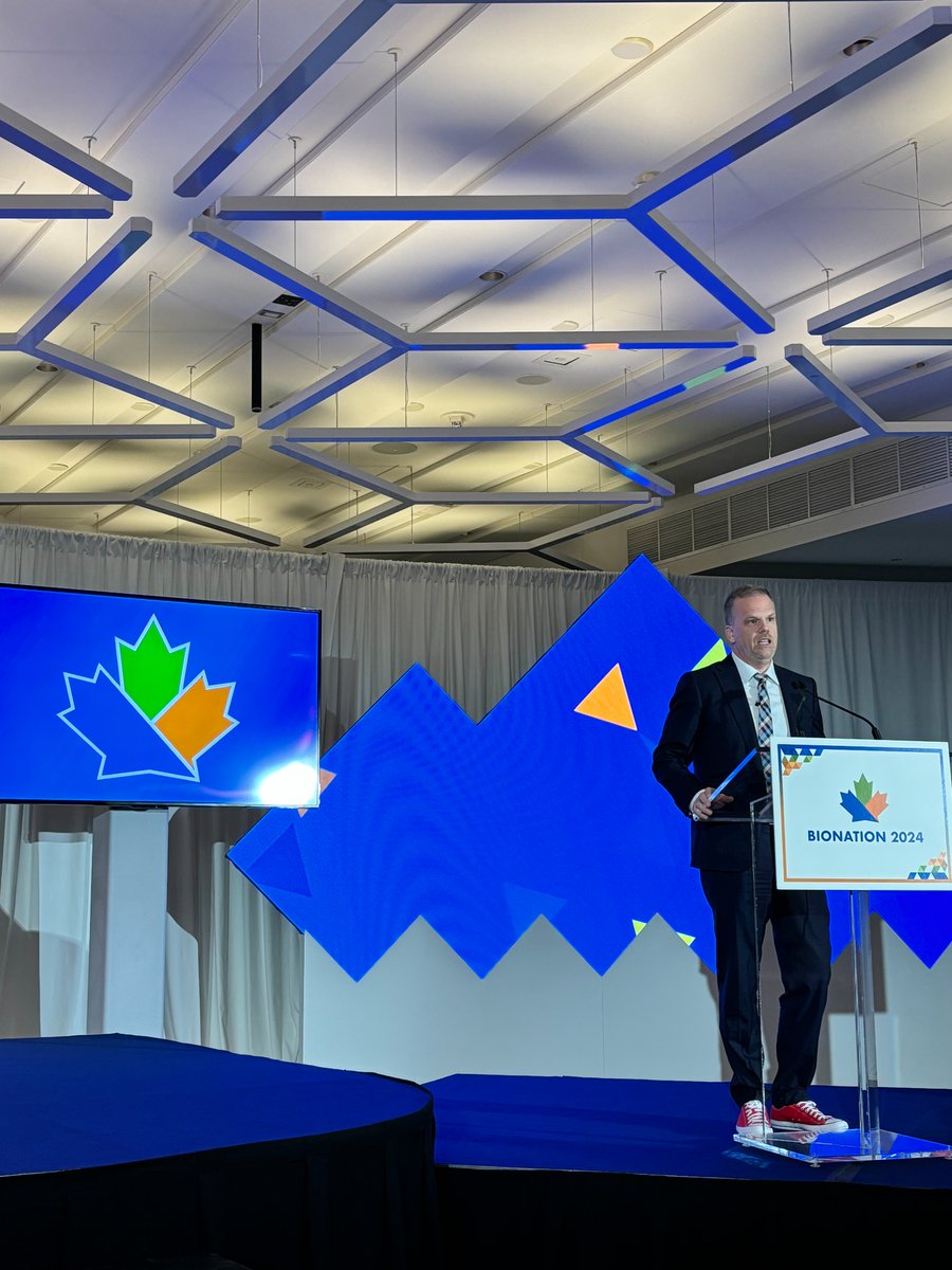 OBIOscience's tweet photo. 📸Minister Mark Holland (@markhollandlib) talking to Andrew Casey (@BiotechCasey) @BIOTECanada at #BIONATION about Canada’s preparedness for future pandemics & the need for life sciences sector to continue its work to benefit patients & keep Canada at the forefront of innovation. https://t.co/KLv0gIwaCI
